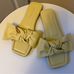 BeautiSoles Women's Pale Yellow Knot Slide Clogs